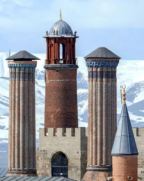 İslam mimarisinin temel özelliklerinden bazıları minareler, kubbeler, mukarnas tonozlar ve kemerler gibi formlardır.